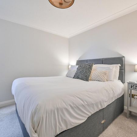 Top Floor Sandbanks Apartment With Free Parking Just Minutes From The Beach And Bars Canford Cliffs Dış mekan fotoğraf