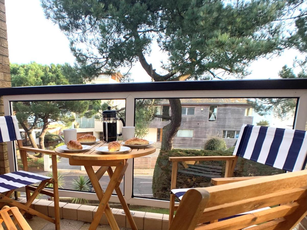 Top Floor Sandbanks Apartment With Free Parking Just Minutes From The Beach And Bars Canford Cliffs Dış mekan fotoğraf