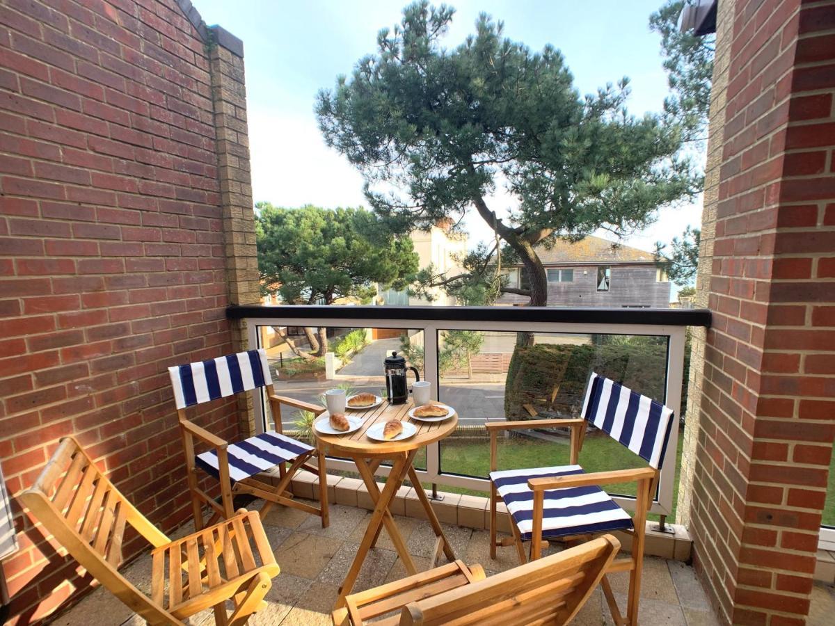 Top Floor Sandbanks Apartment With Free Parking Just Minutes From The Beach And Bars Canford Cliffs Dış mekan fotoğraf