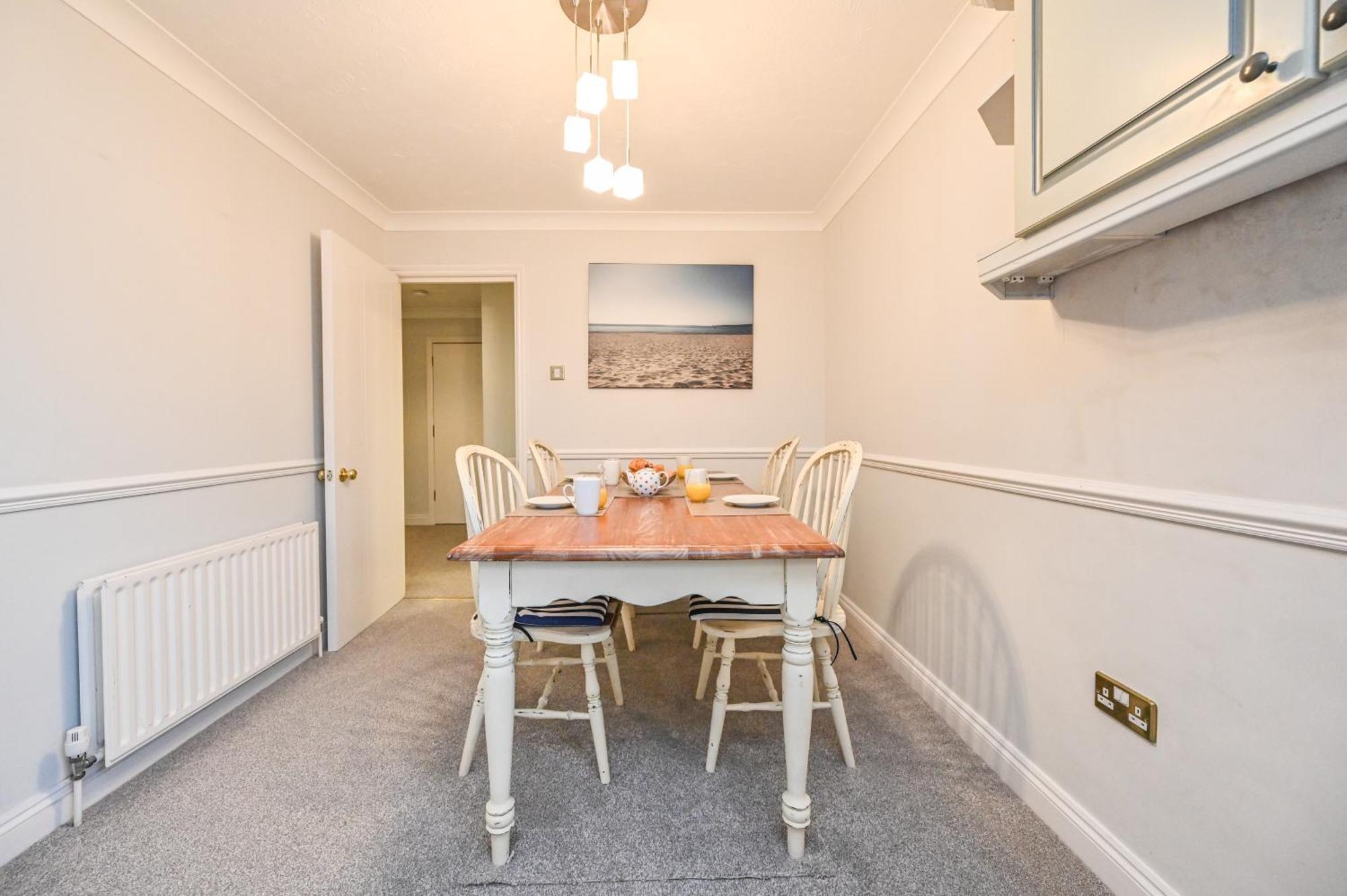 Top Floor Sandbanks Apartment With Free Parking Just Minutes From The Beach And Bars Canford Cliffs Dış mekan fotoğraf