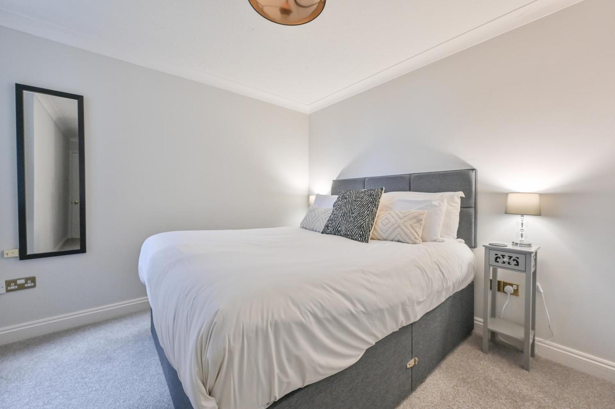 Top Floor Sandbanks Apartment With Free Parking Just Minutes From The Beach And Bars Canford Cliffs Dış mekan fotoğraf