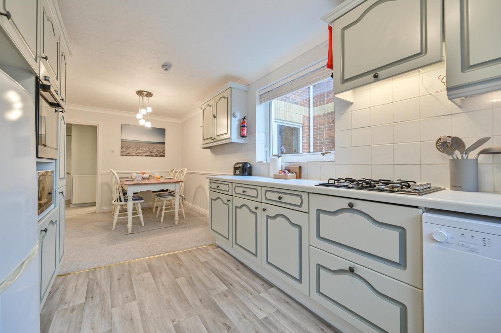 Top Floor Sandbanks Apartment With Free Parking Just Minutes From The Beach And Bars Canford Cliffs Dış mekan fotoğraf