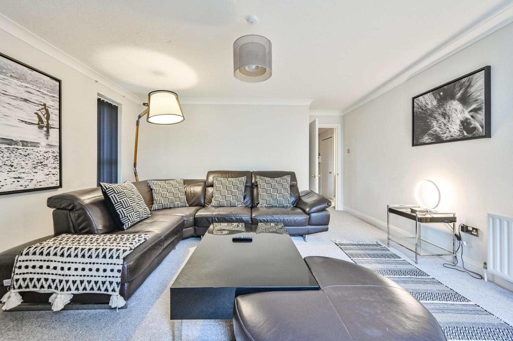Top Floor Sandbanks Apartment With Free Parking Just Minutes From The Beach And Bars Canford Cliffs Dış mekan fotoğraf