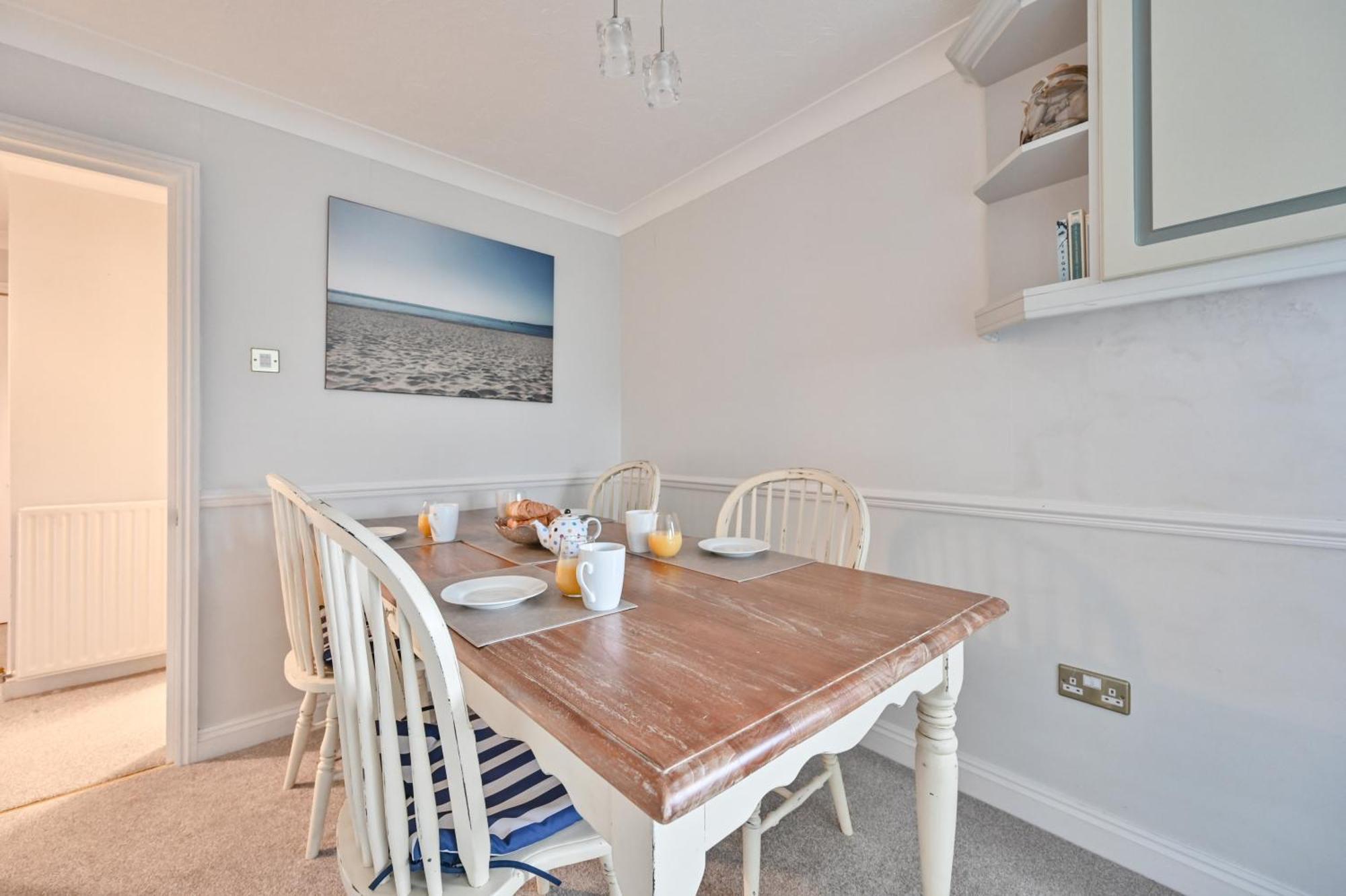 Top Floor Sandbanks Apartment With Free Parking Just Minutes From The Beach And Bars Canford Cliffs Dış mekan fotoğraf