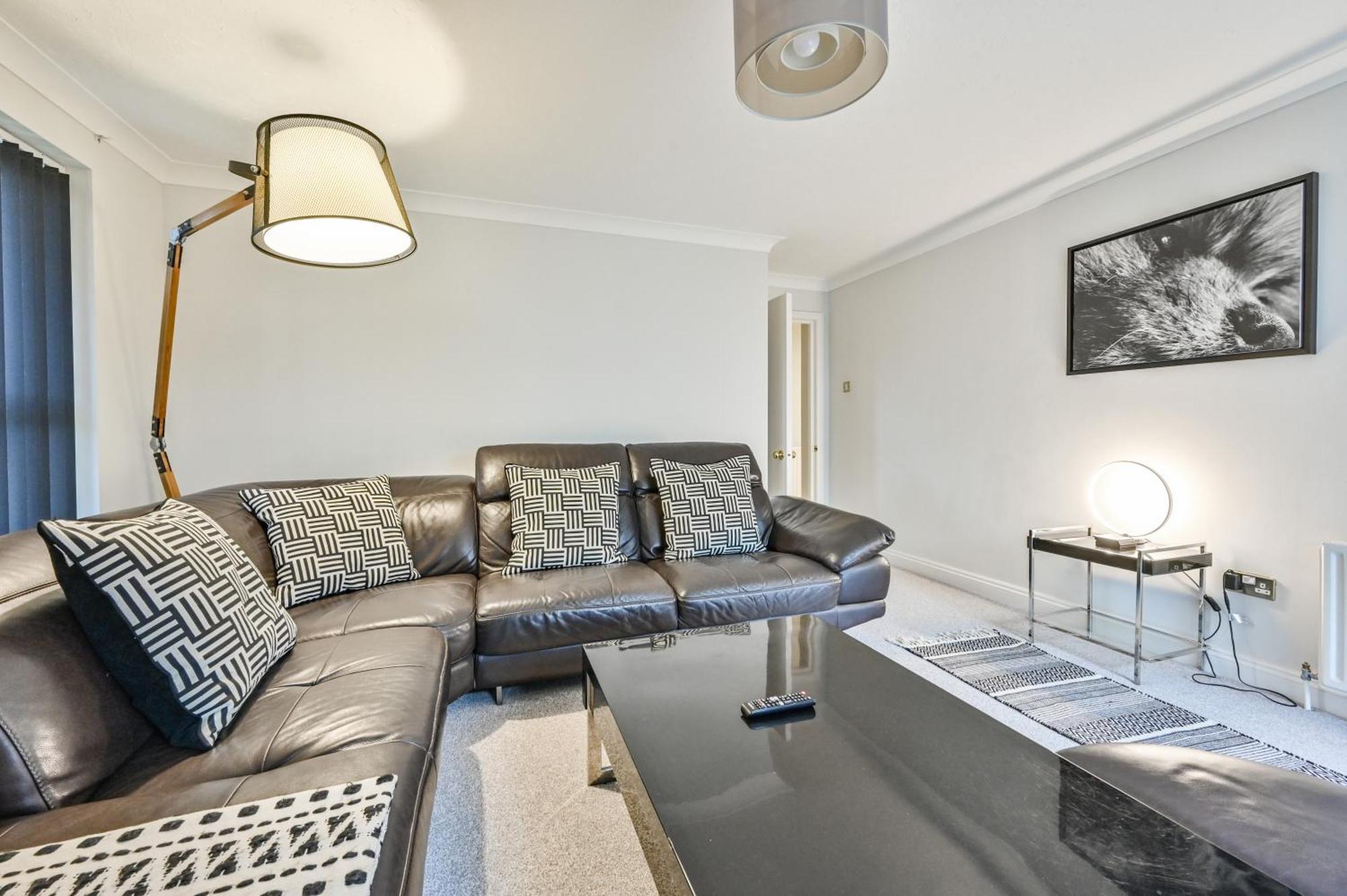 Top Floor Sandbanks Apartment With Free Parking Just Minutes From The Beach And Bars Canford Cliffs Dış mekan fotoğraf