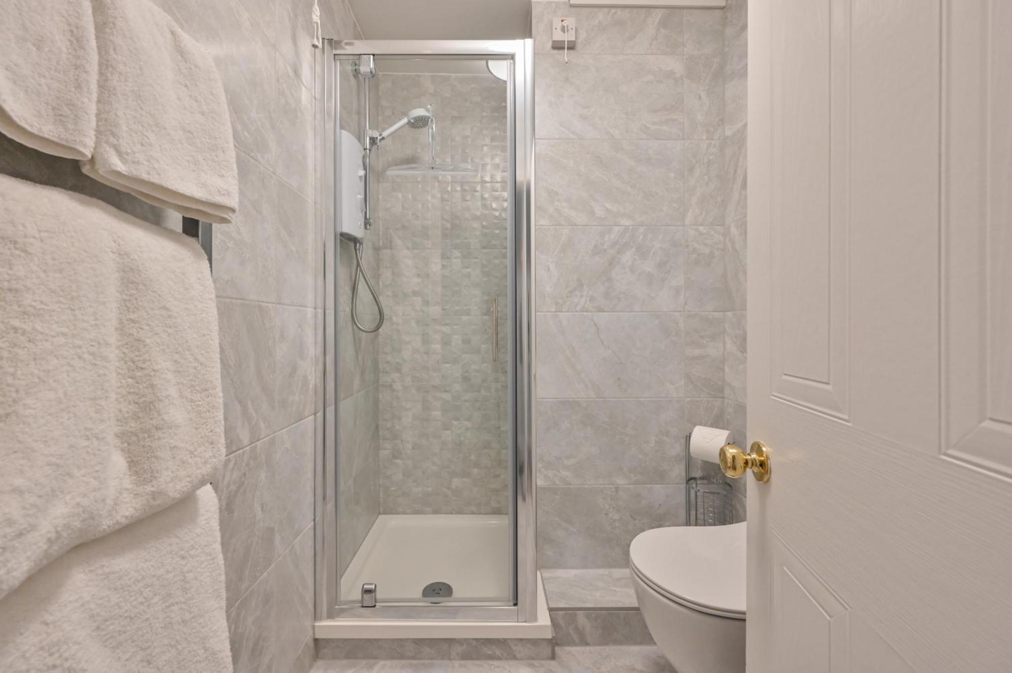 Top Floor Sandbanks Apartment With Free Parking Just Minutes From The Beach And Bars Canford Cliffs Dış mekan fotoğraf