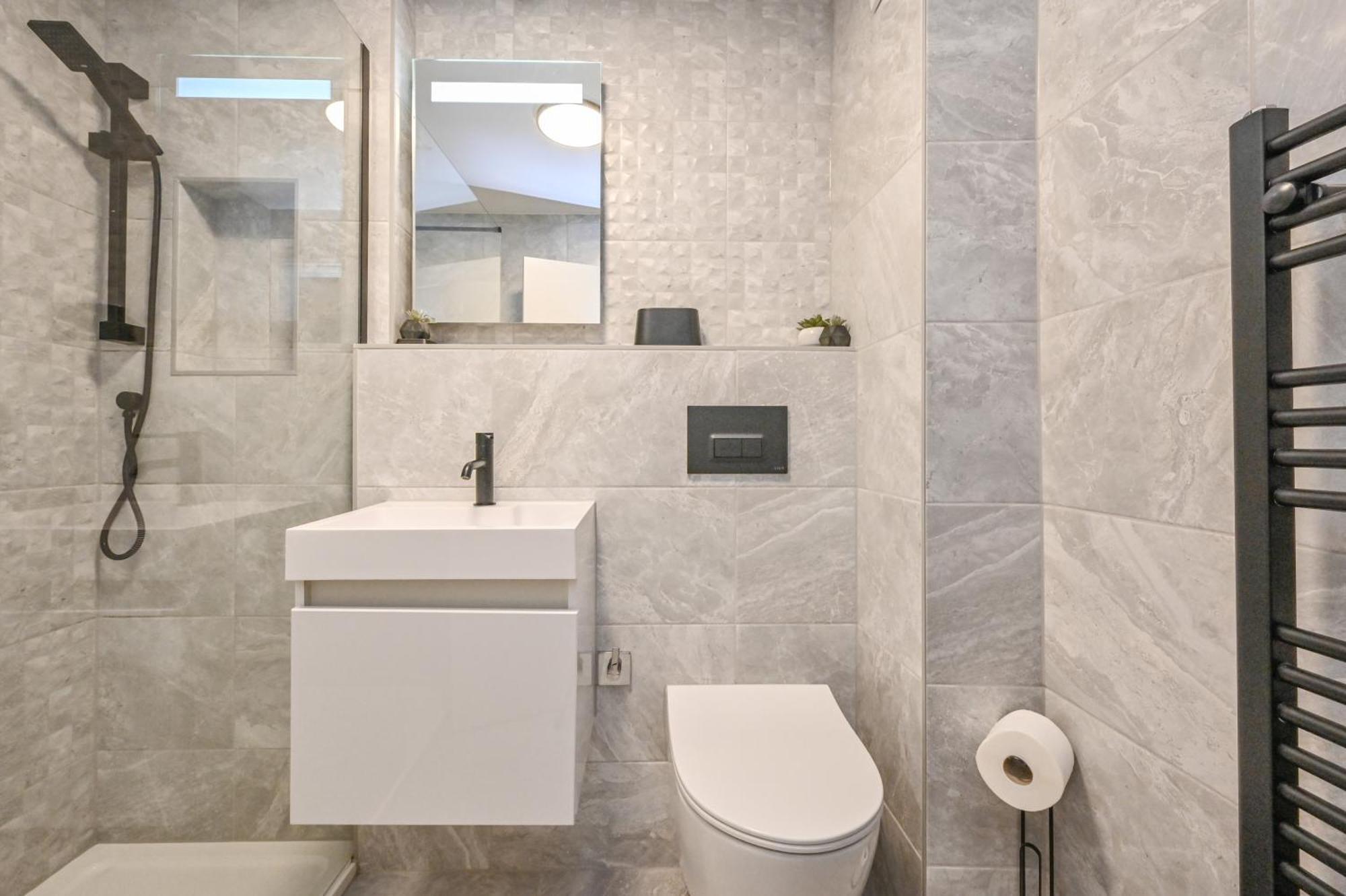 Top Floor Sandbanks Apartment With Free Parking Just Minutes From The Beach And Bars Canford Cliffs Dış mekan fotoğraf