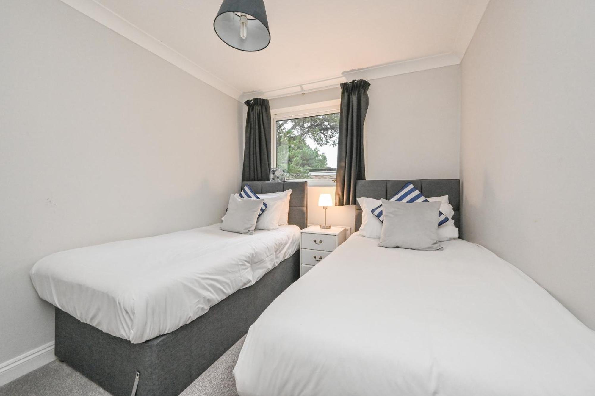 Top Floor Sandbanks Apartment With Free Parking Just Minutes From The Beach And Bars Canford Cliffs Dış mekan fotoğraf