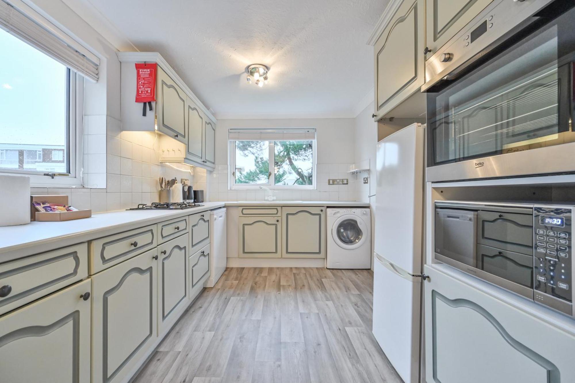 Top Floor Sandbanks Apartment With Free Parking Just Minutes From The Beach And Bars Canford Cliffs Dış mekan fotoğraf